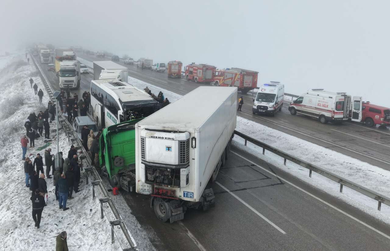 Sis ve buzlanma 11 aracı birbirine kattı! 20 yaralı var 6